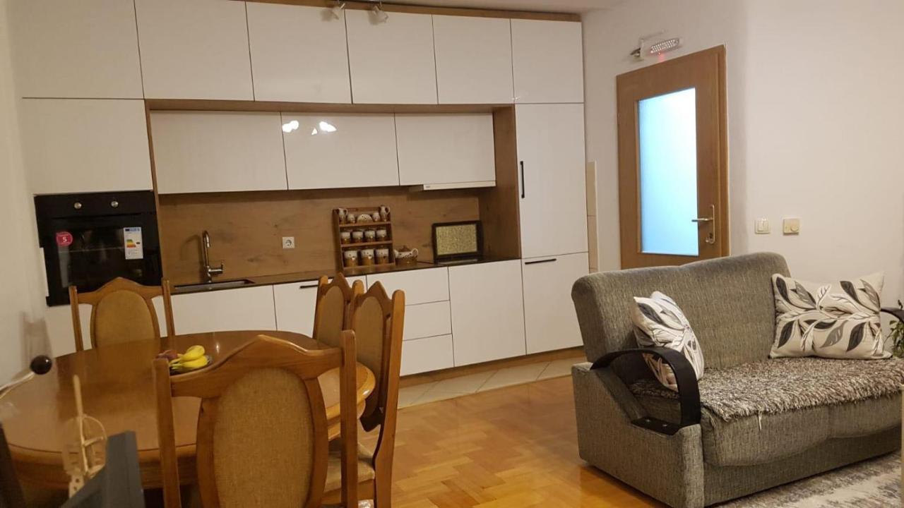 Redon Apartment Pristina Eksteriør billede